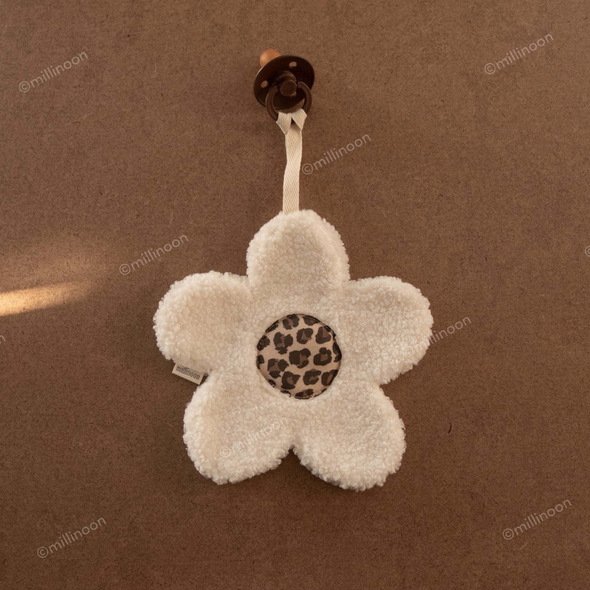 Attache tétine big fleur sherpa ecru leopard graou