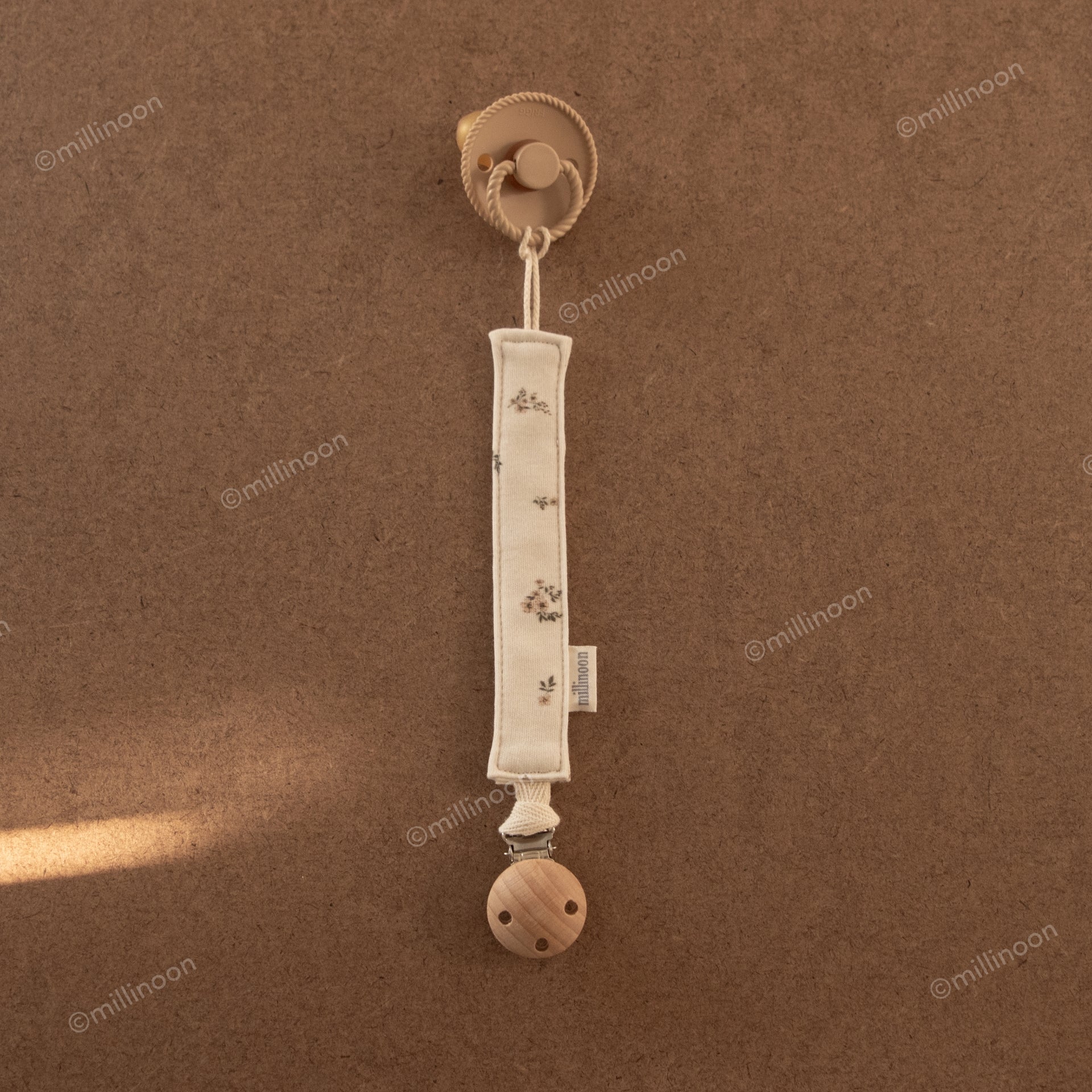 Attache tétine maille coton bio fleuri écru