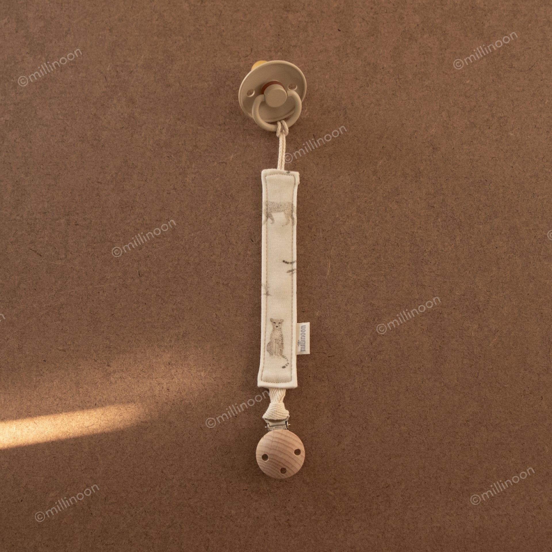 Attache tétine maille coton bio léopard