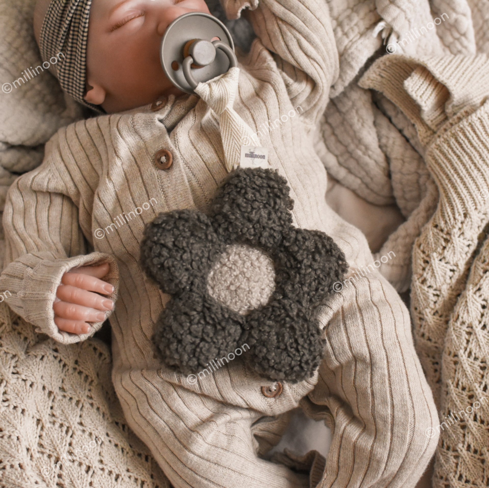 Attache tétine fleur sherpa brun taupe