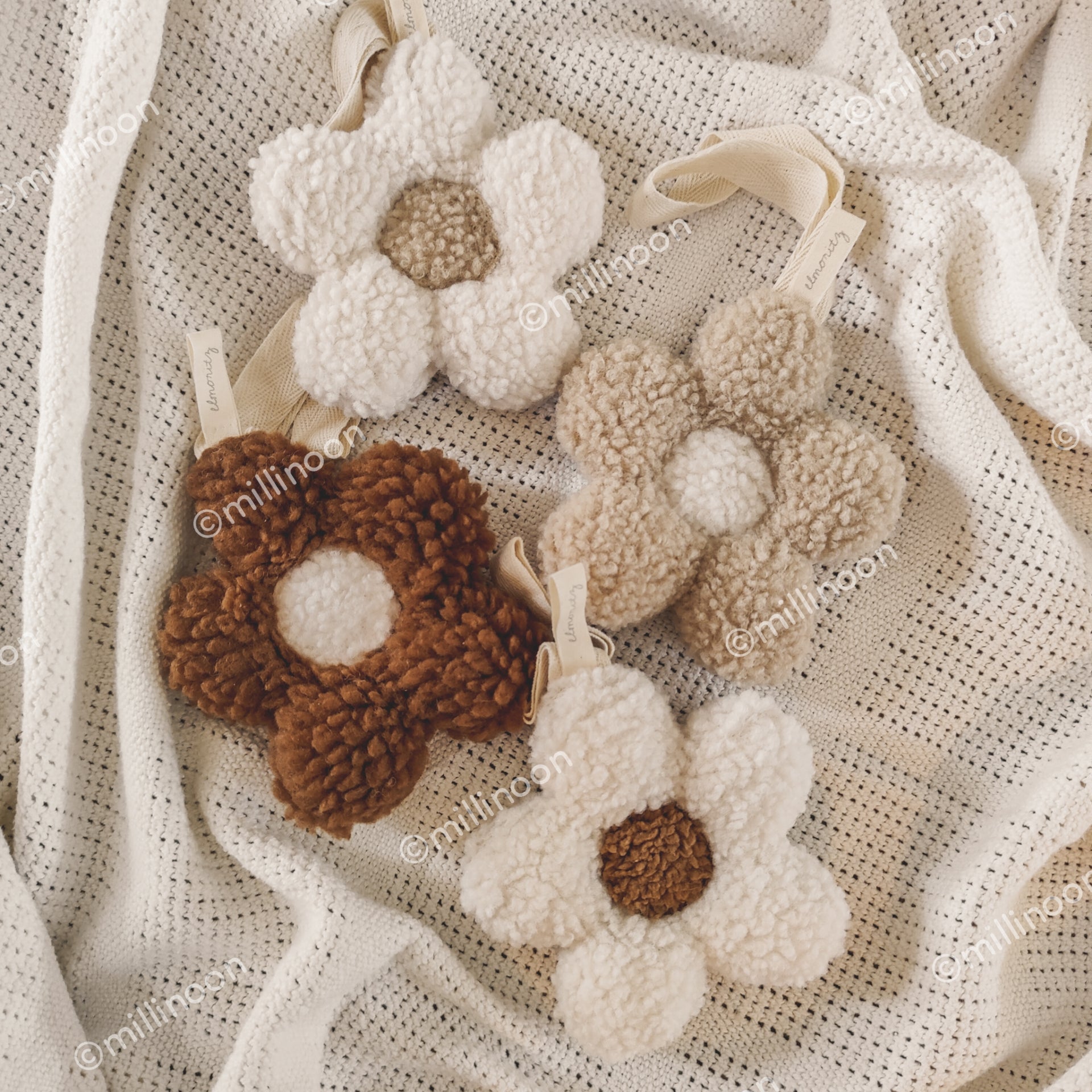 Attache tétine fleur sherpa sable ecru