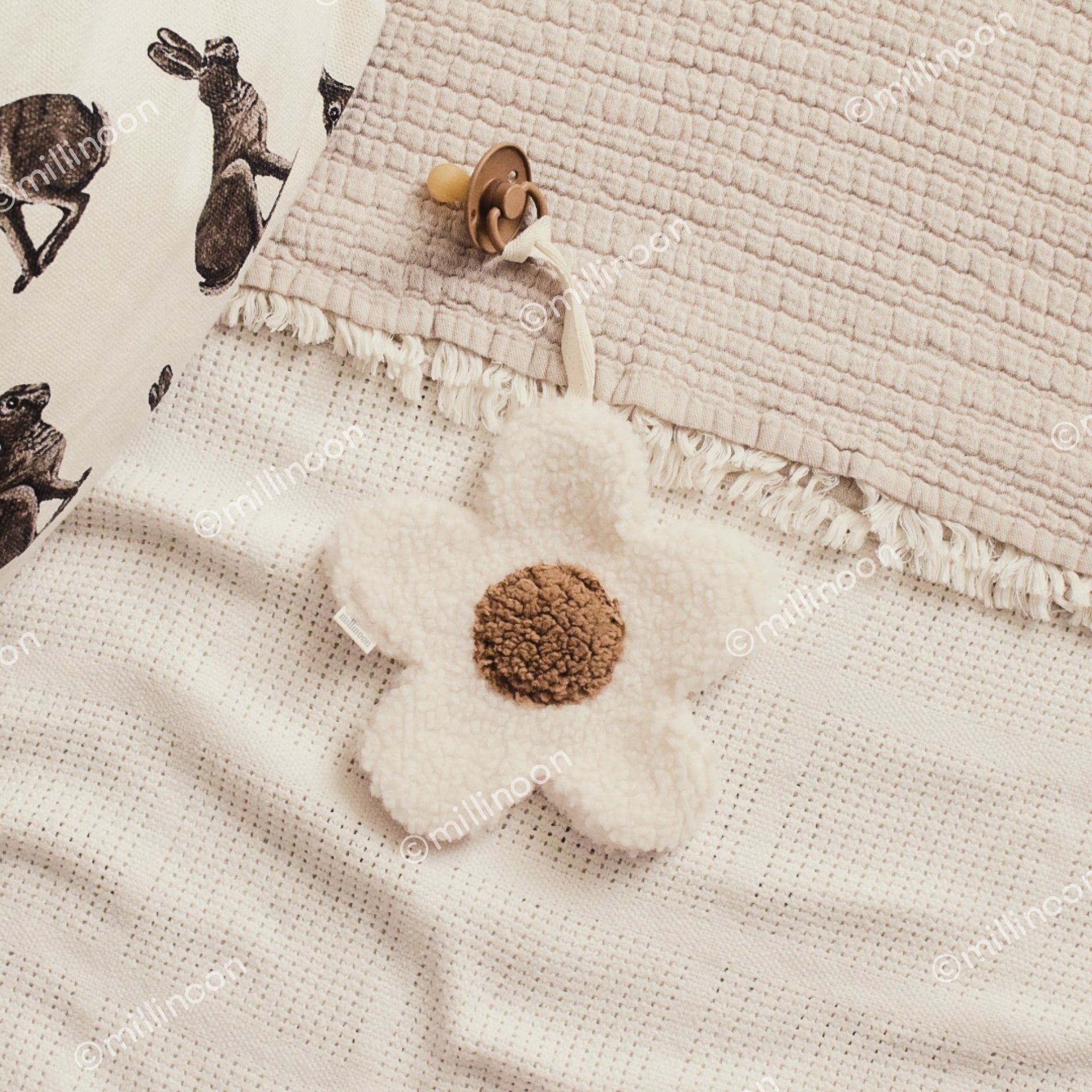 Attache tétine big fleur sherpa ecru camel