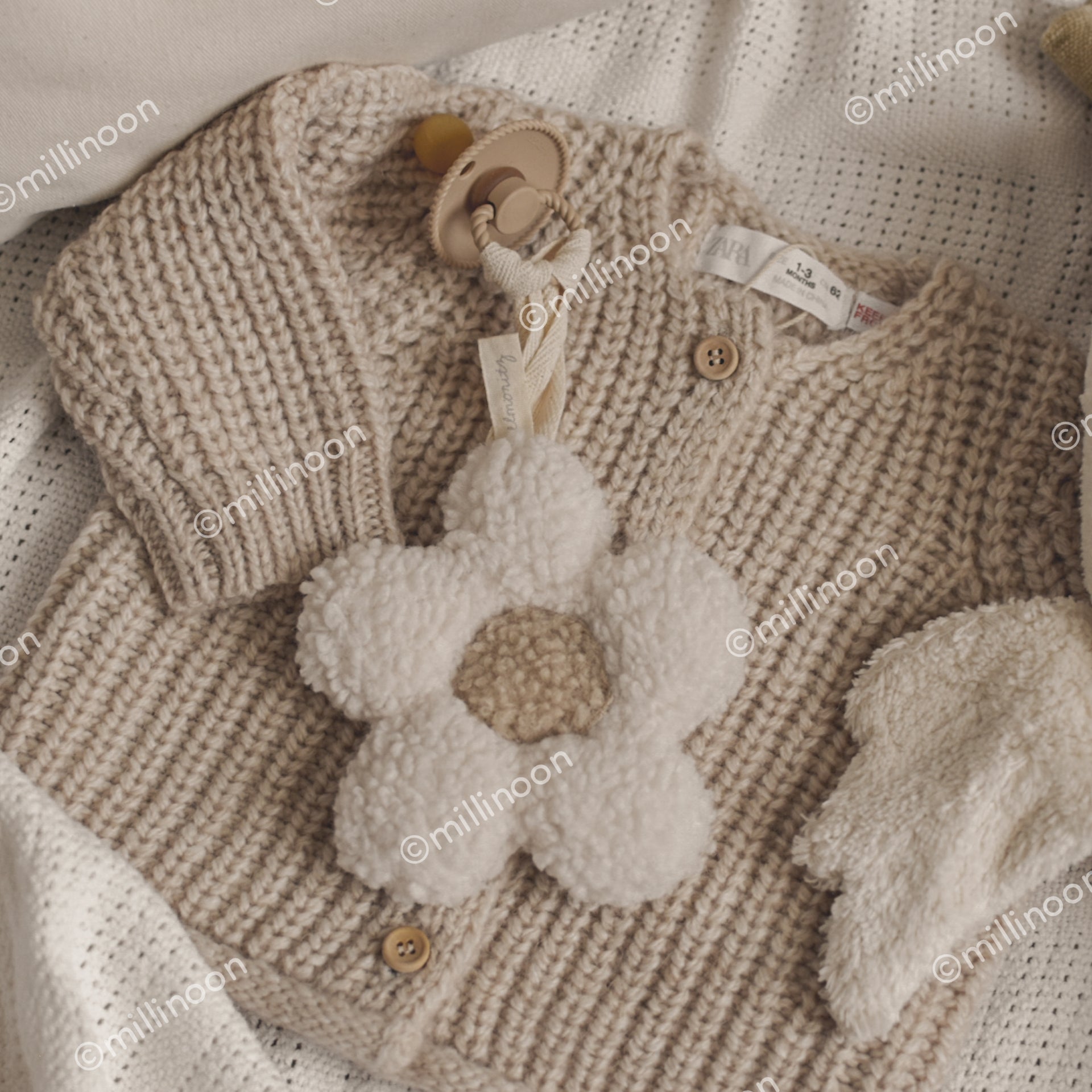 Attache tétine fleur sherpa ecru sable