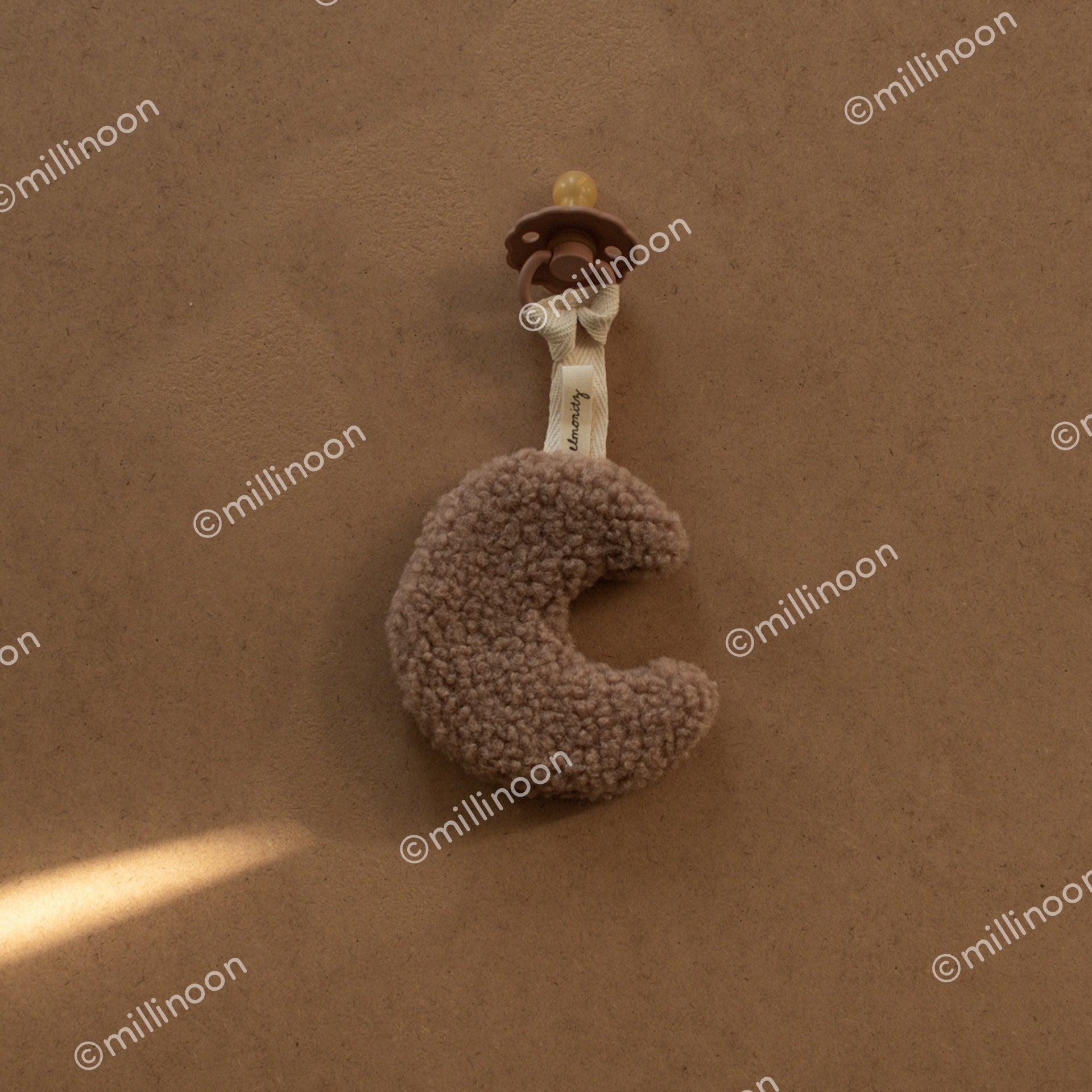 Attache tétine sherpa lune marron clair