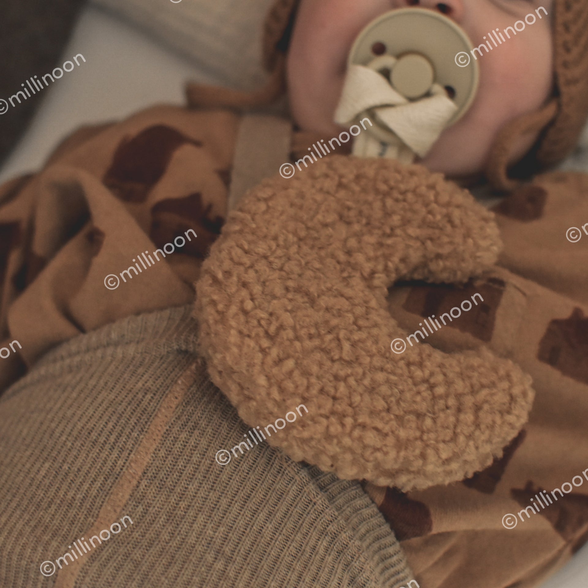 Attache tétine sherpa lune marron clair