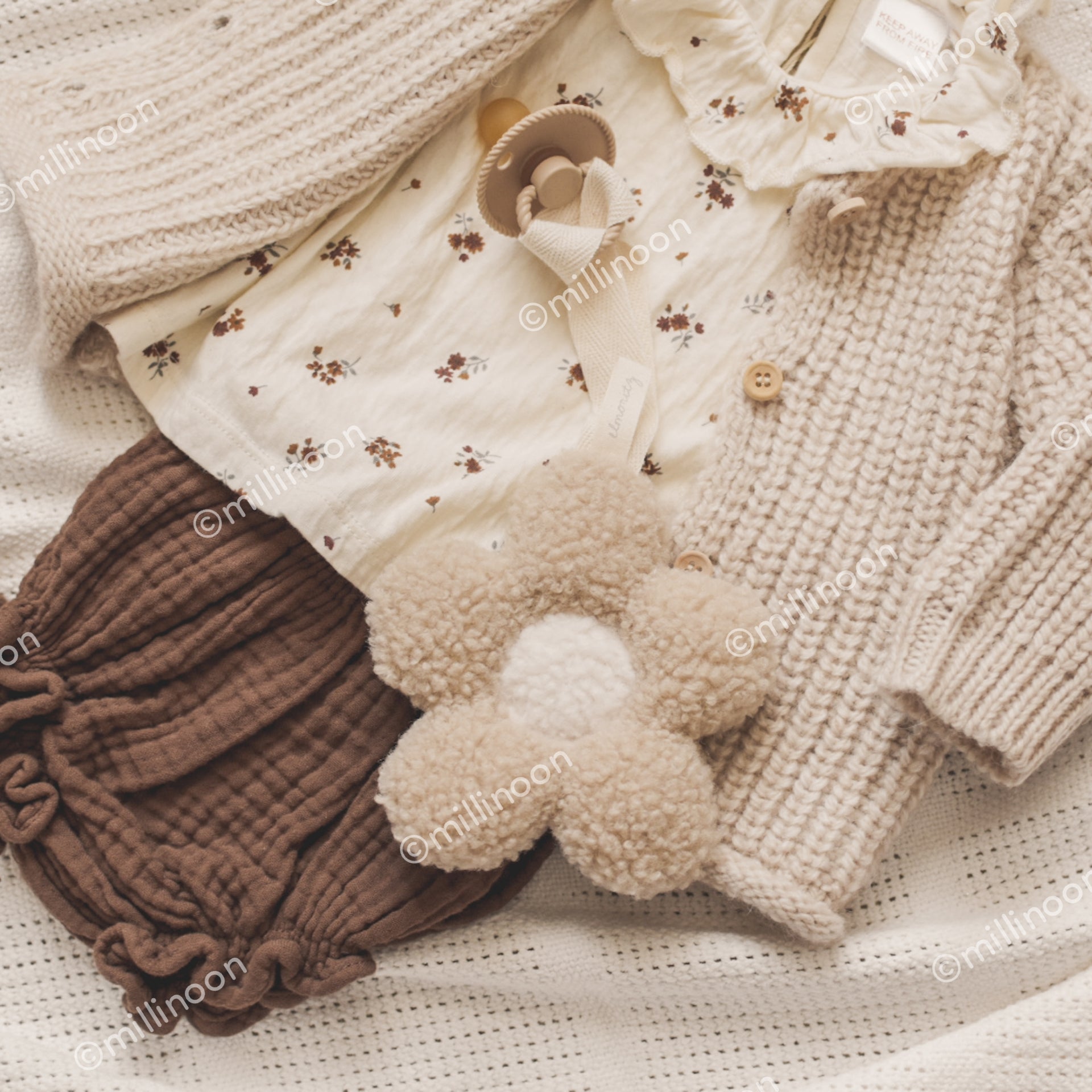 Attache tétine fleur sherpa sable ecru