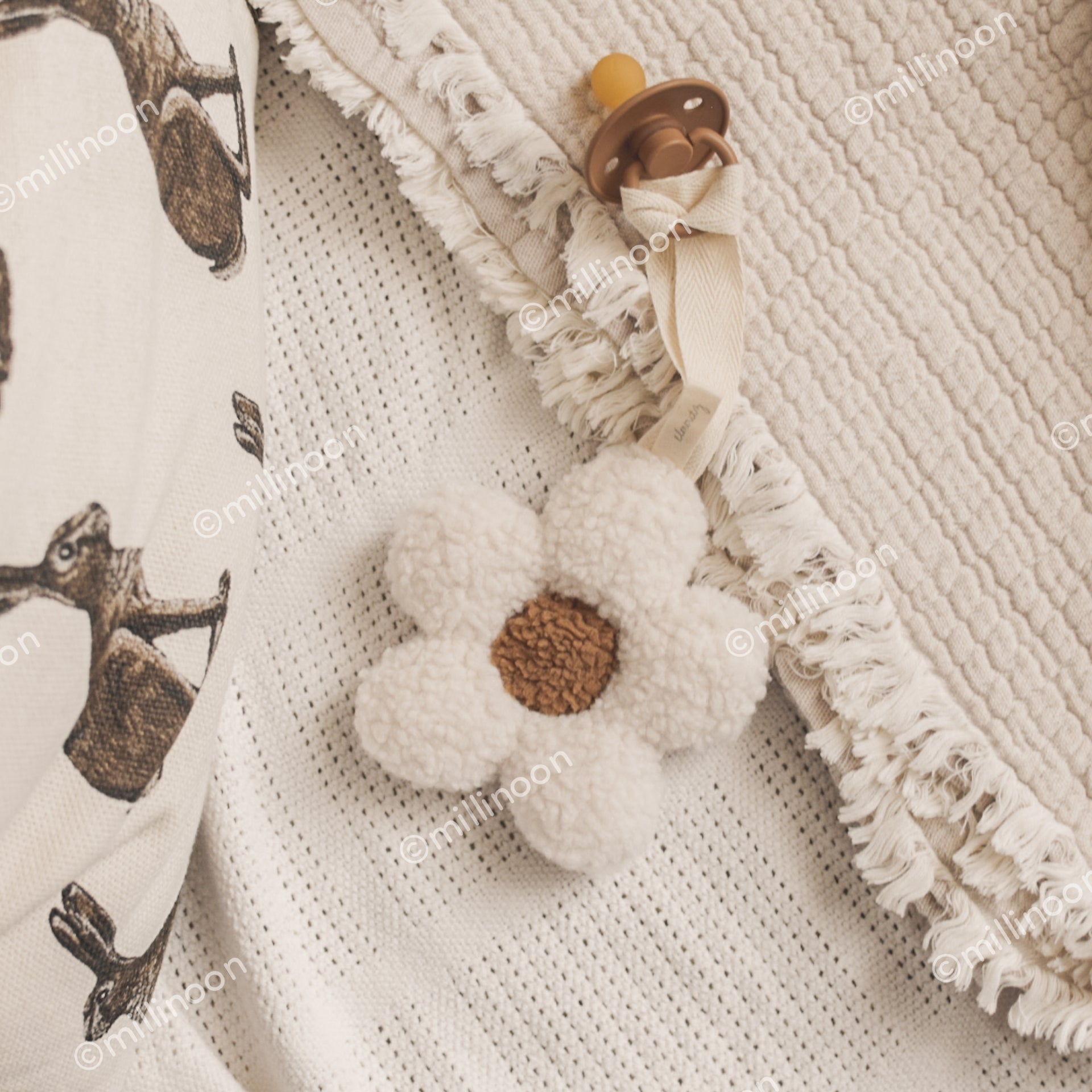 Attache tétine fleur sherpa ecru camel