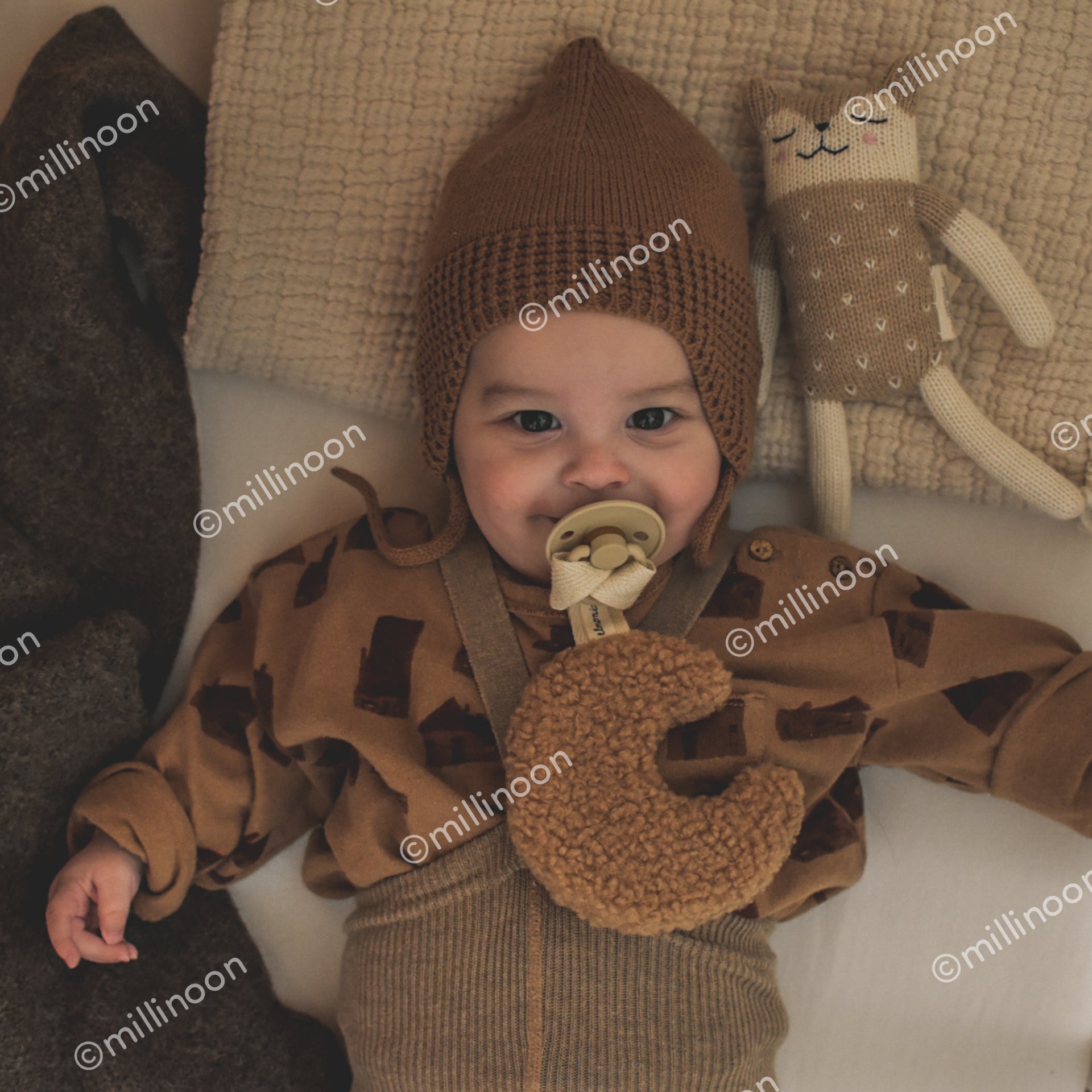Attache tétine sherpa lune marron clair