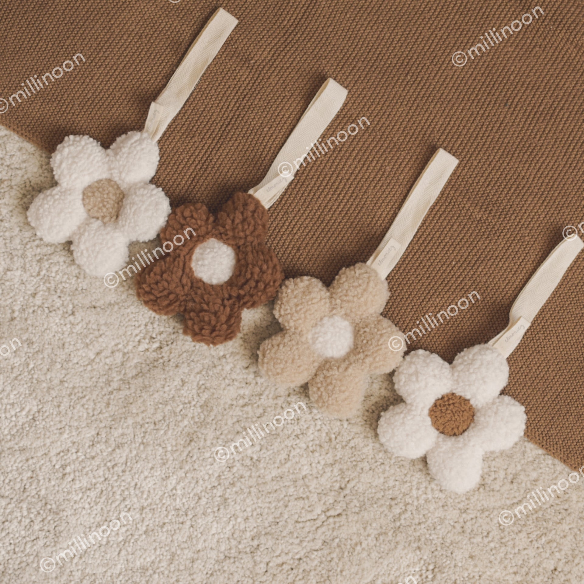 Attache tétine fleur sherpa ecru camel