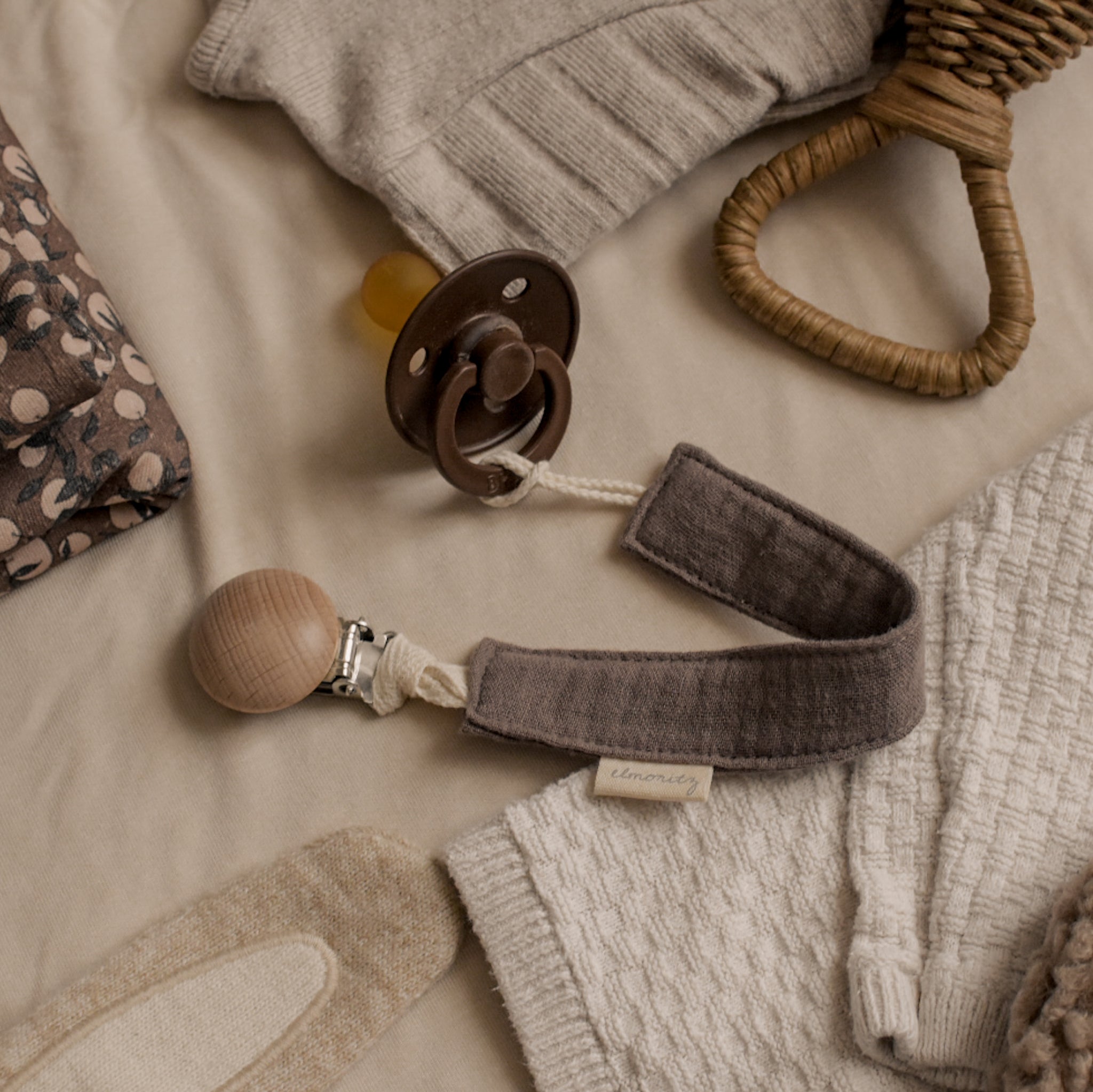 Attache tétine gaze de coton bio Taupe