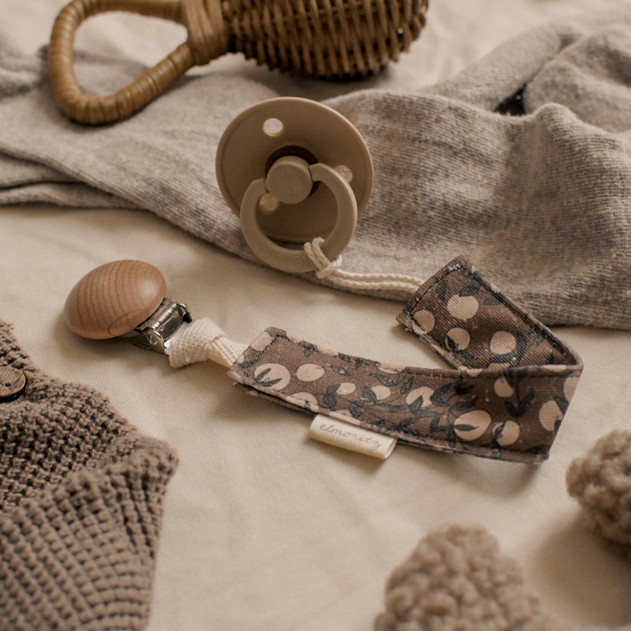 Attache tétine maille de coton Clémentine marron