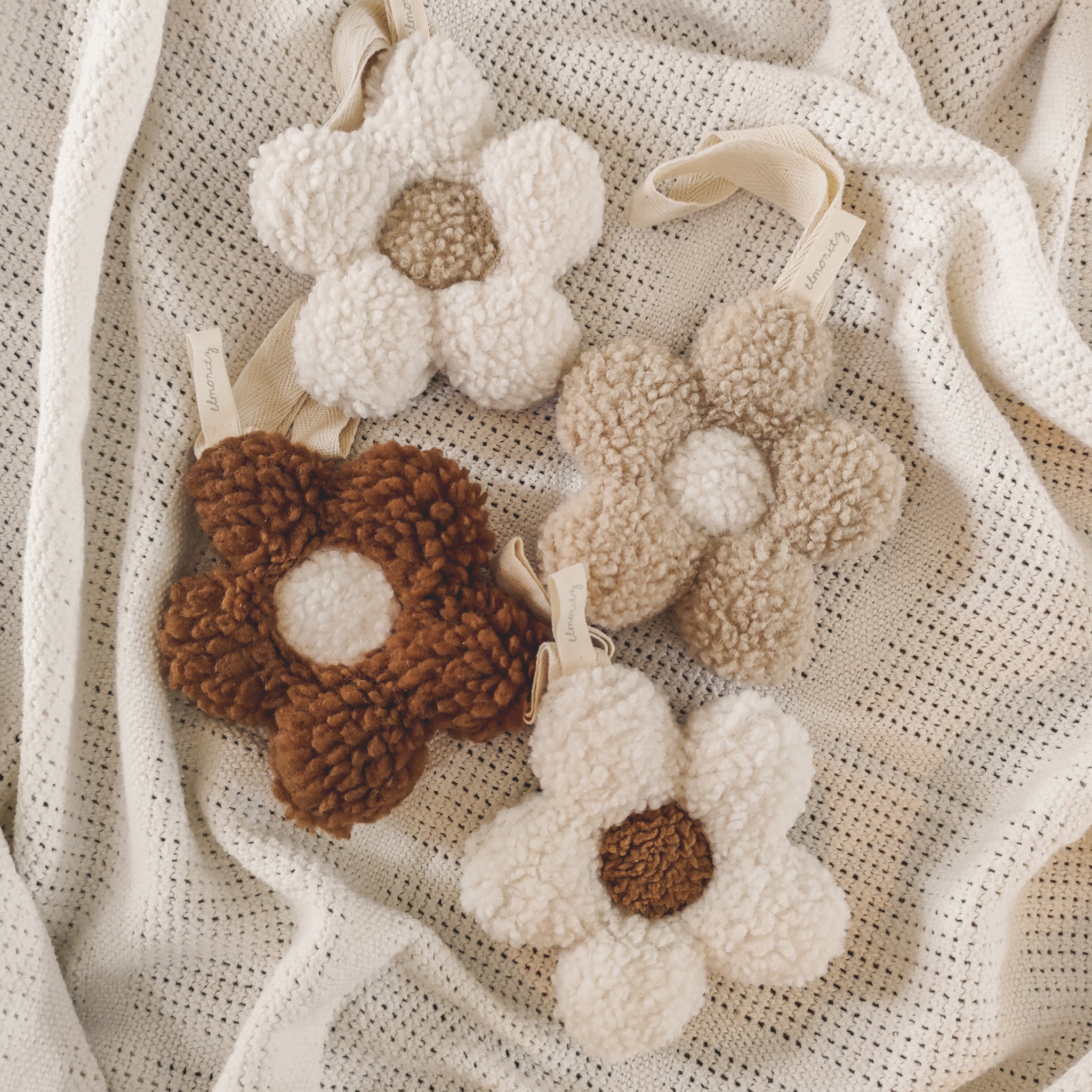 Attache tétine fleur sherpa ecru sable