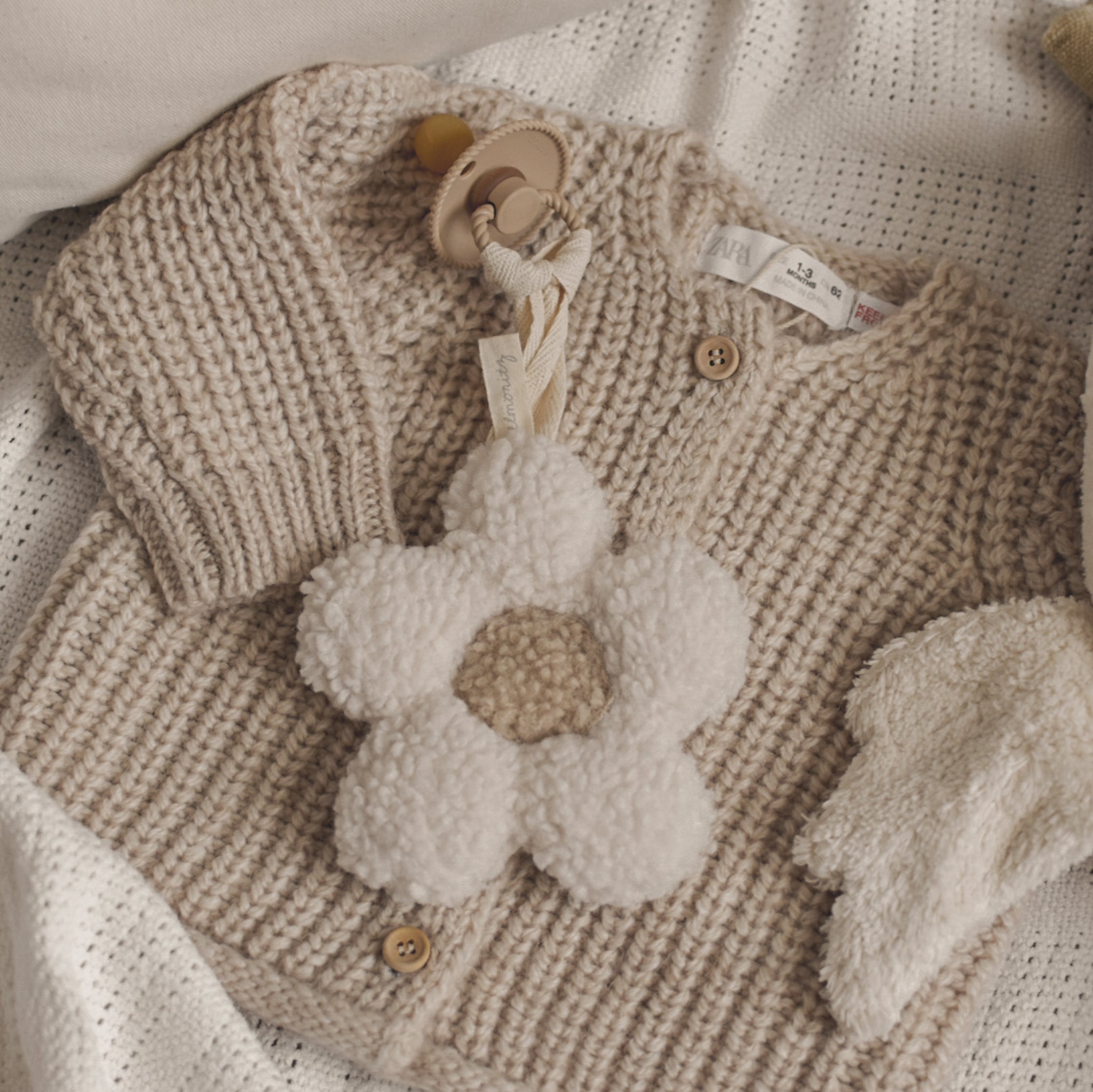Attache tétine fleur sherpa ecru sable