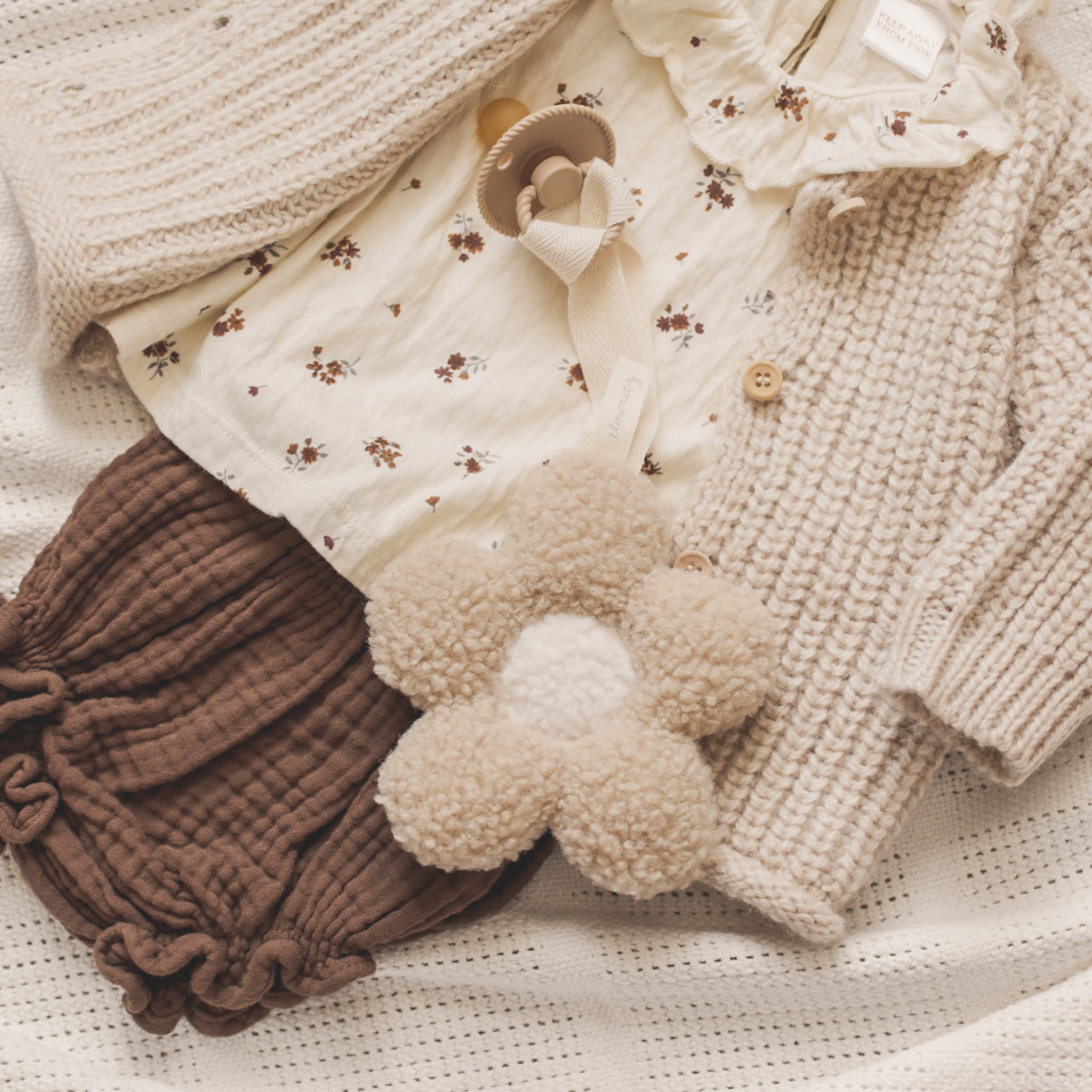 Attache tétine fleur sherpa sable ecru