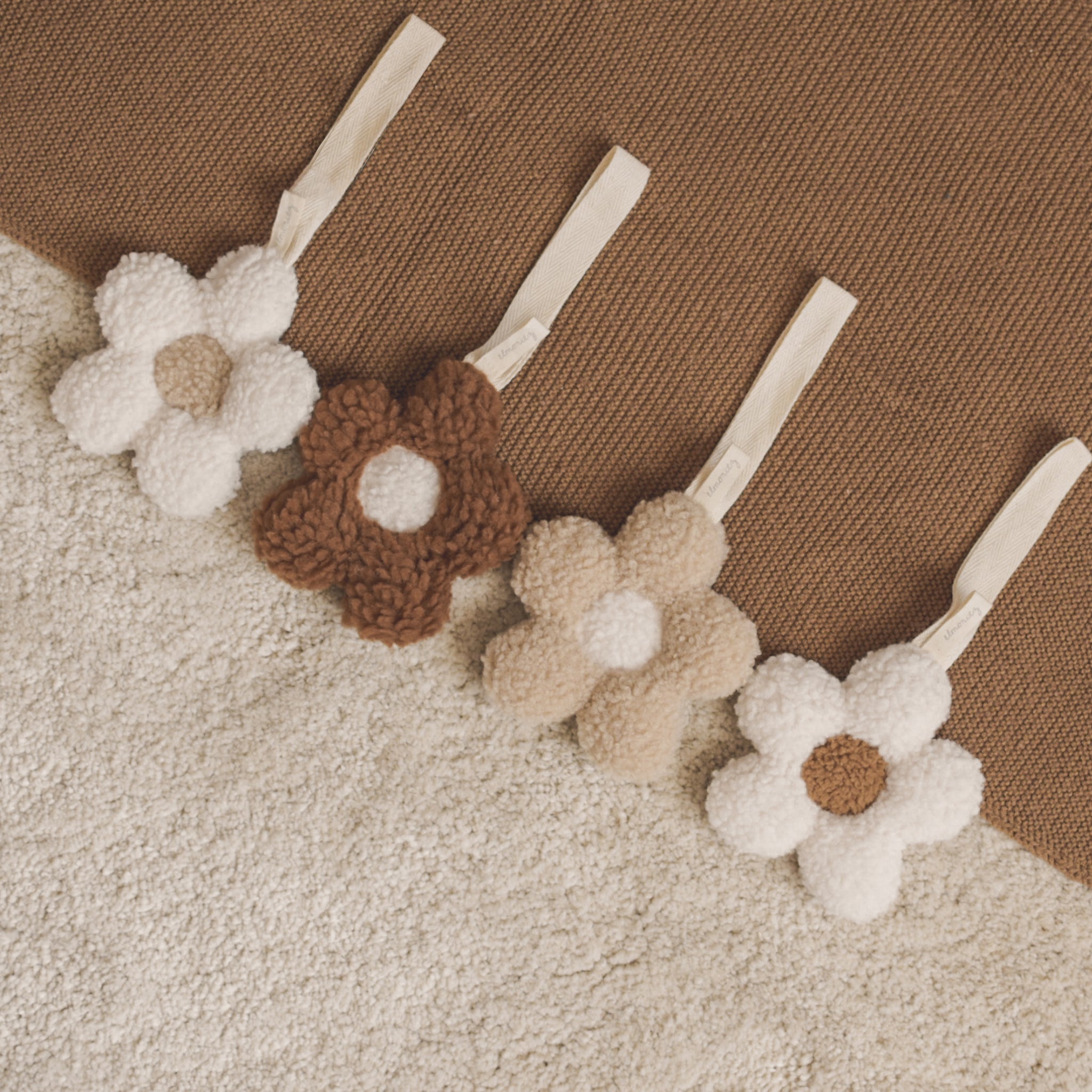 Attache tétine fleur sherpa ecru sable