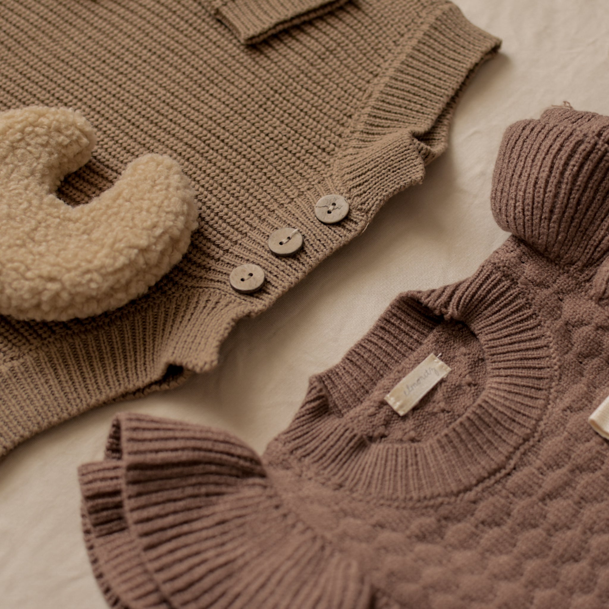 Barboteuse tricot bébé oversize Marron