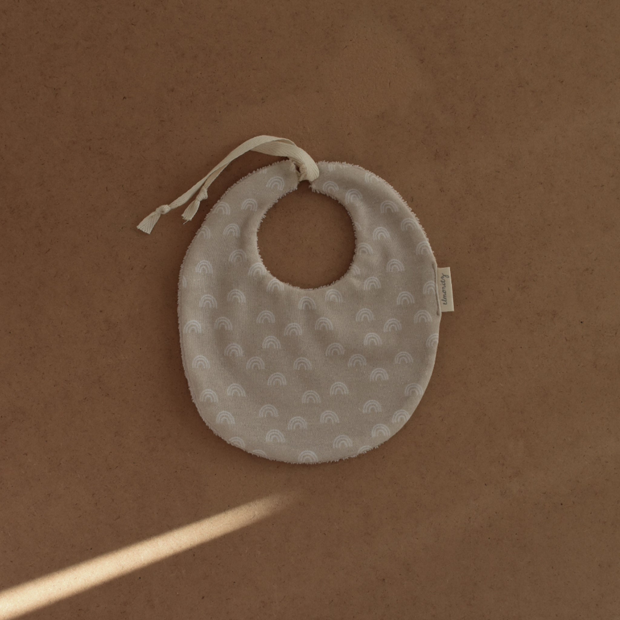 Bavoir maille de coton bio Arc en ciel Beige