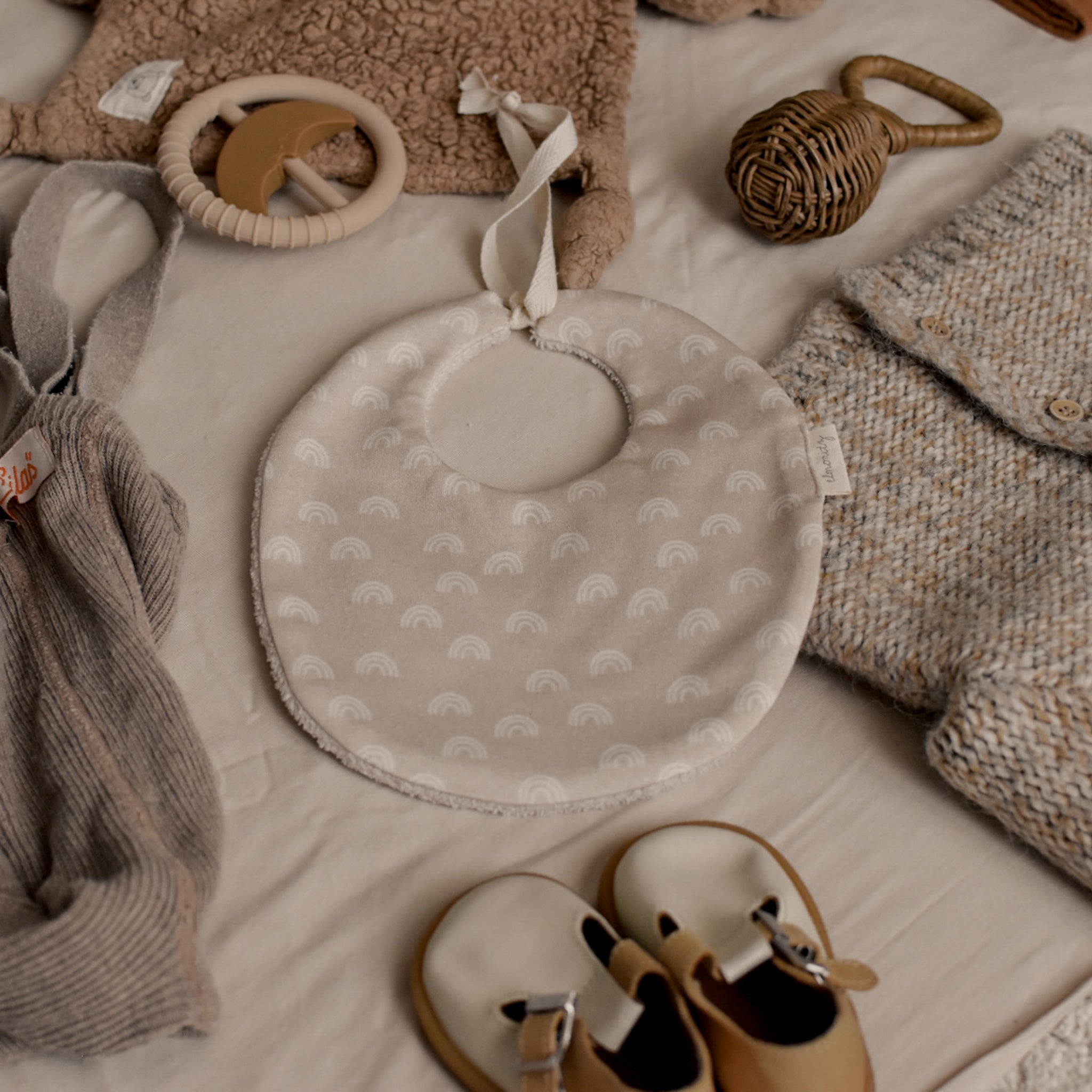 Bavoir maille de coton bio Arc en ciel Beige