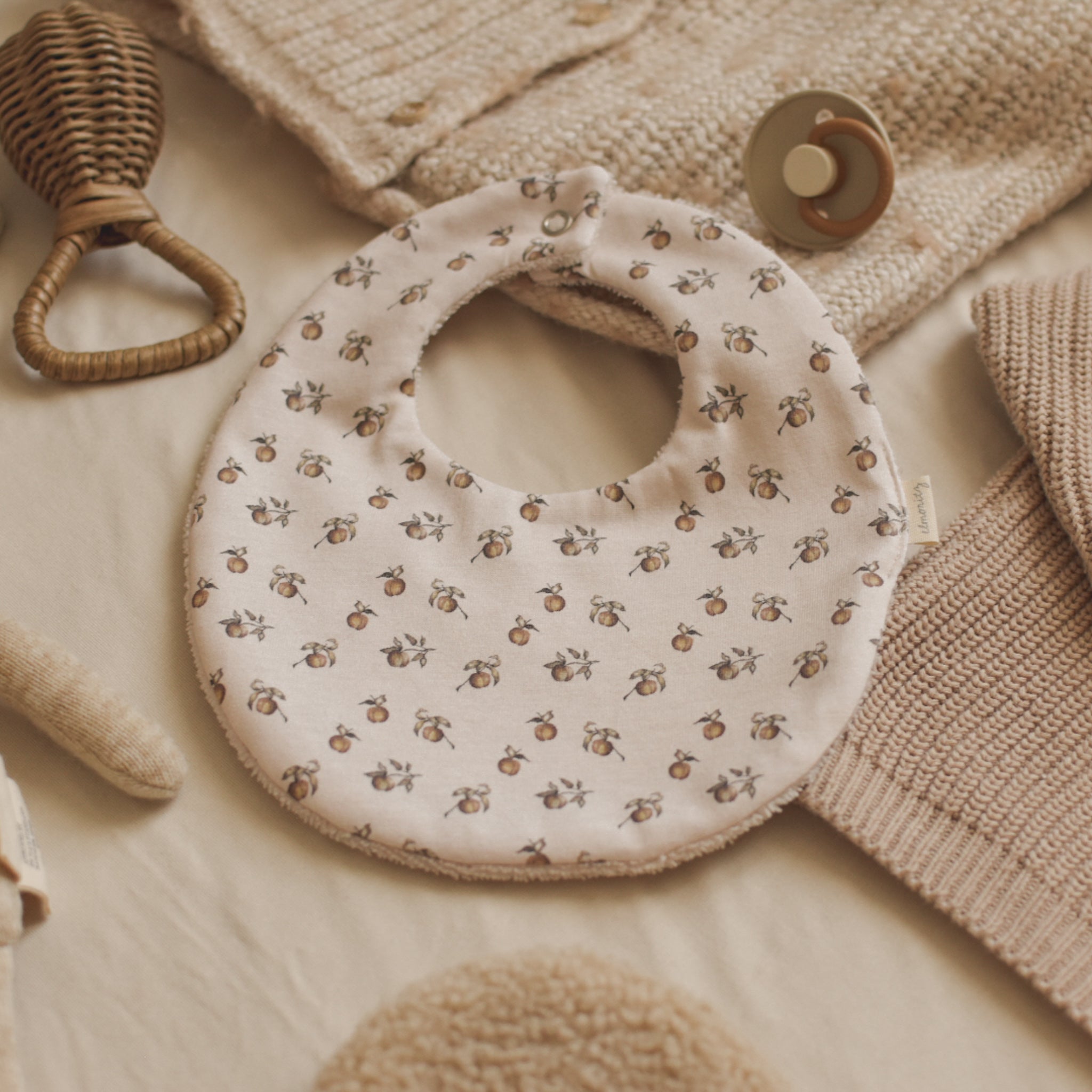Bavoir maille de coton bio Pêche beige