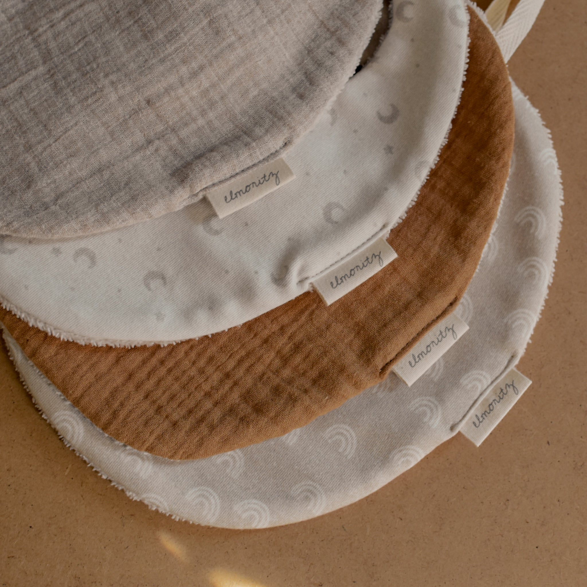Bavoir maille de coton bio Arc en ciel Beige