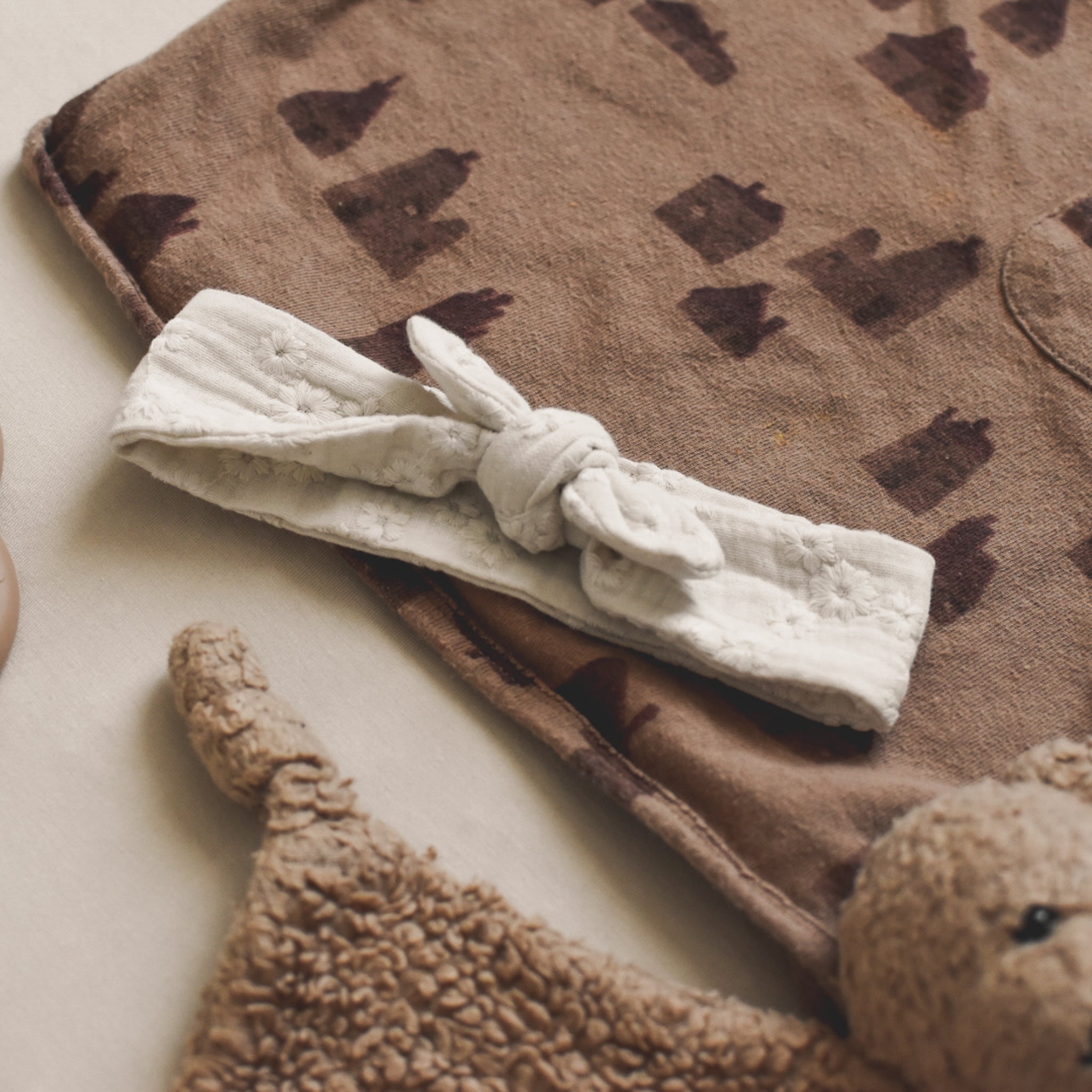 Bandeau gaze bio brodé fleur