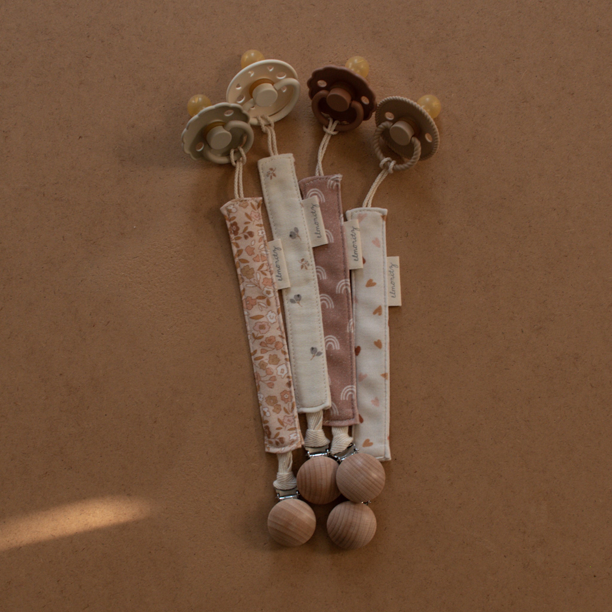 Attache tétine maille de coton bio Fleuri