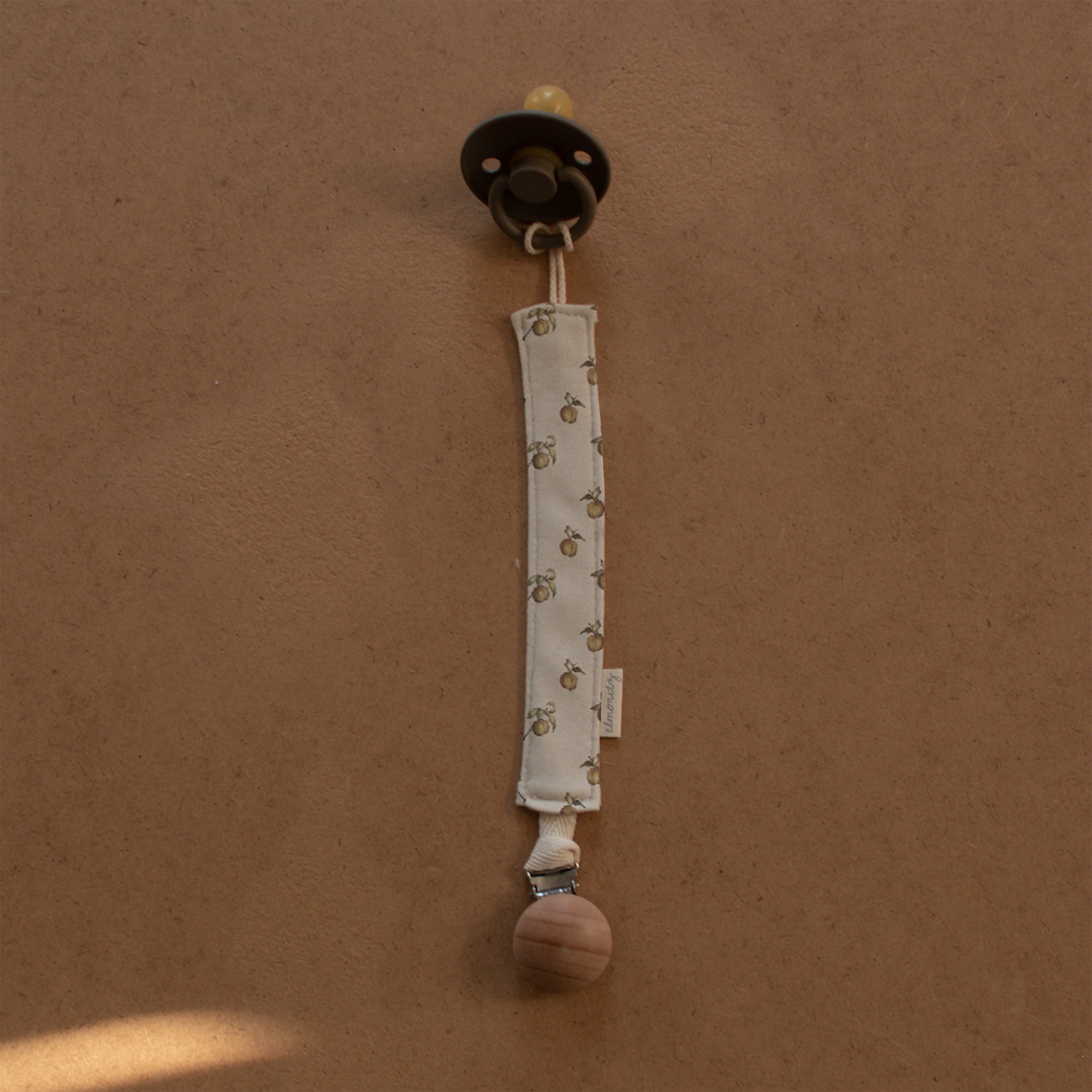 Attache tétine maille de coton Pêches beige