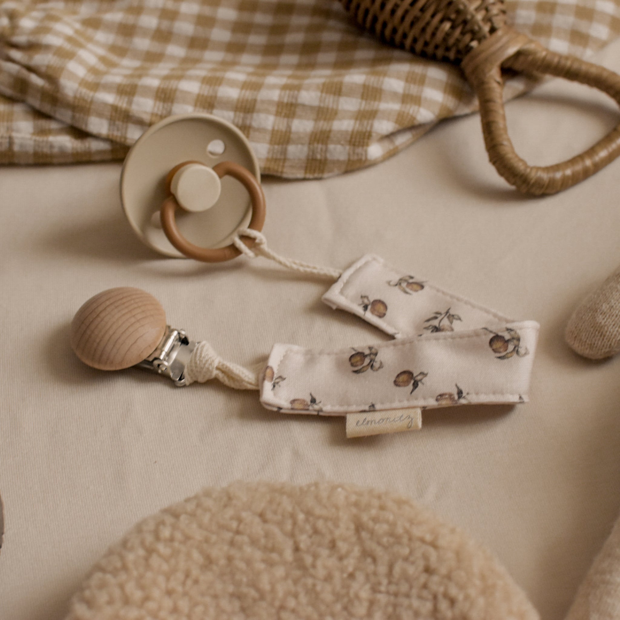 Attache tétine maille de coton Pêches beige