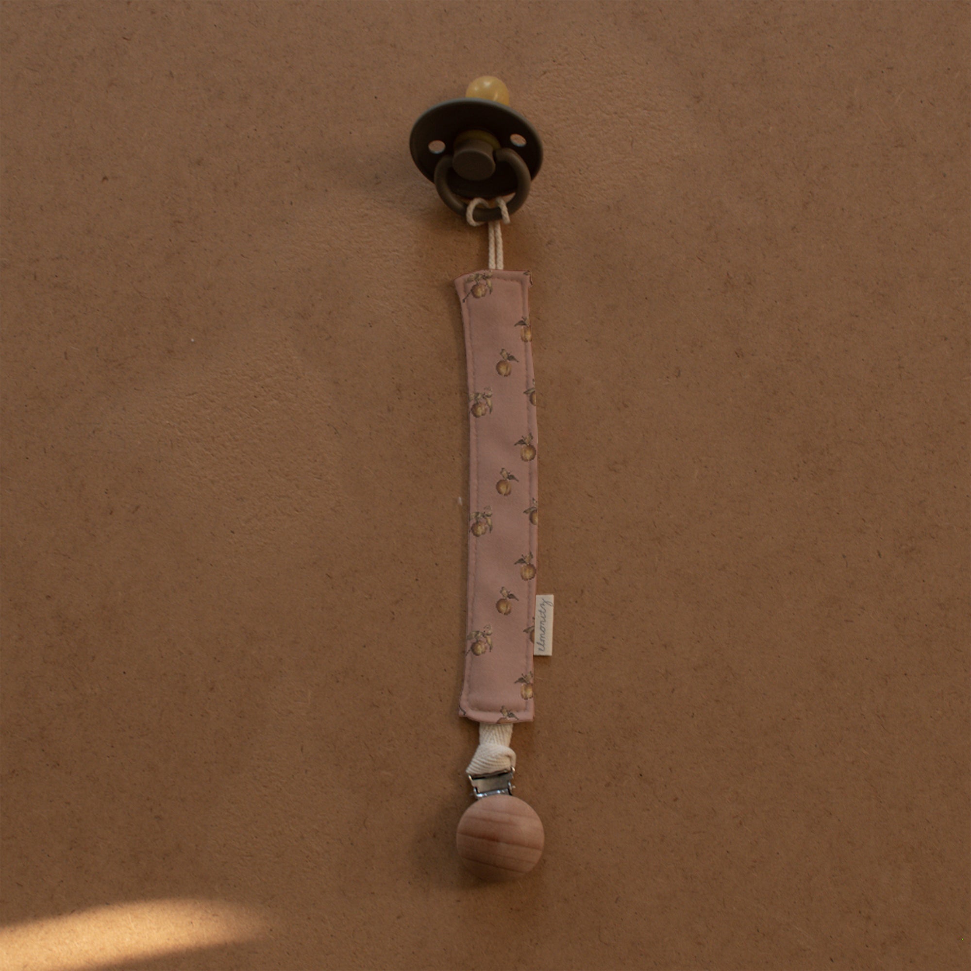 Attache tétine maille de coton Pêches rose
