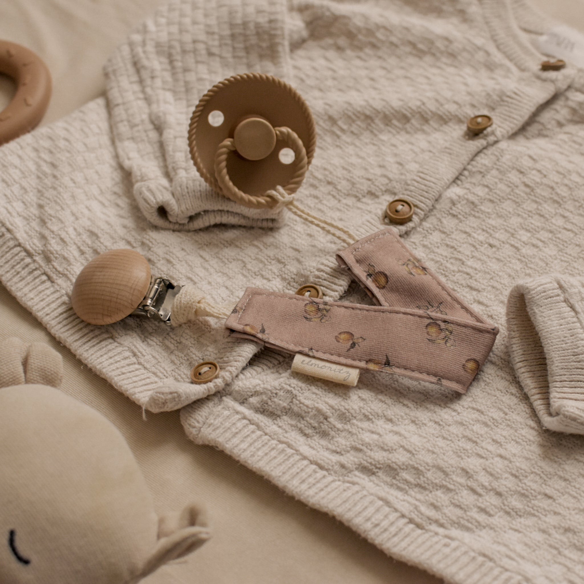 Attache tétine maille de coton Pêches rose