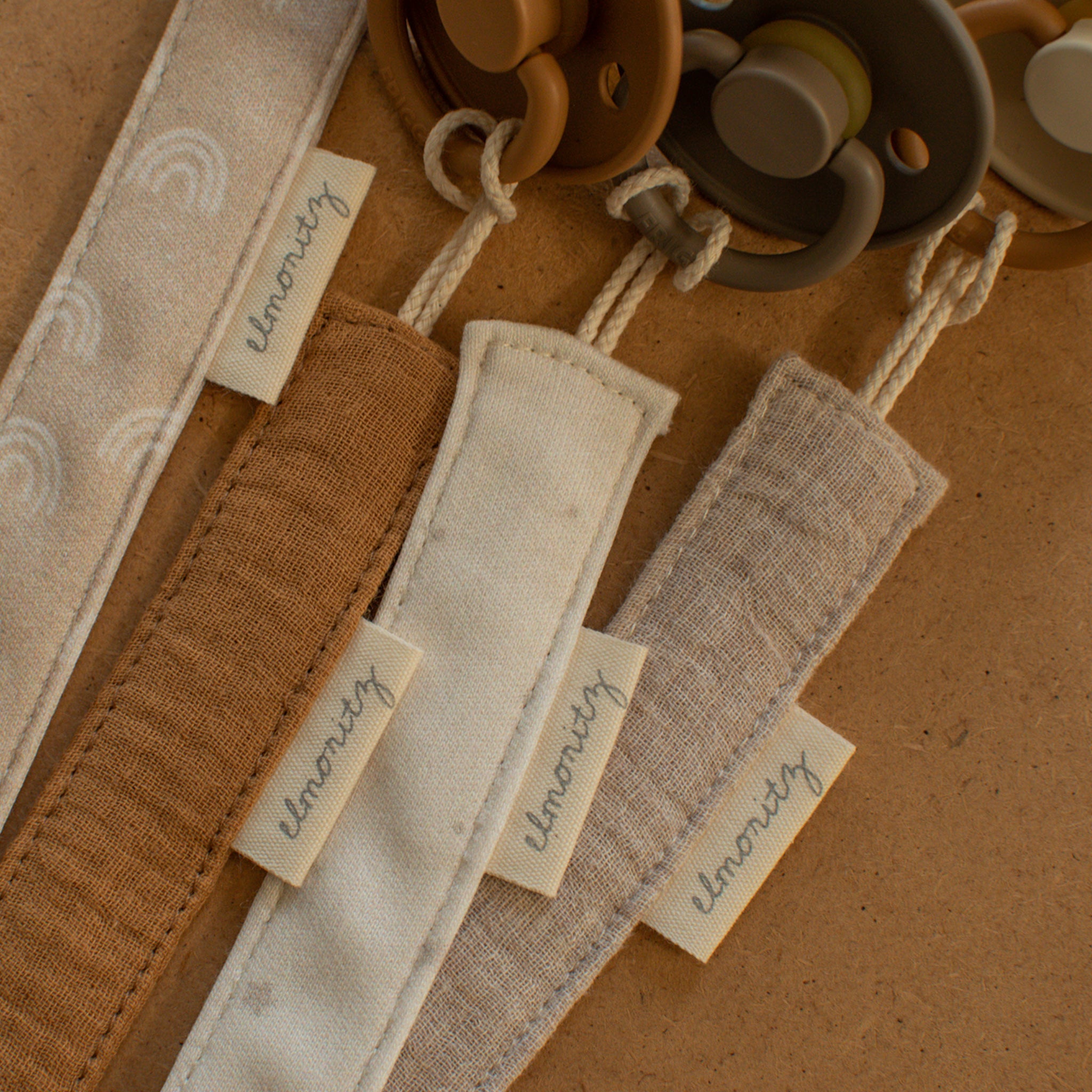 Attache tétine maille de coton bio Arc en ciel Beige