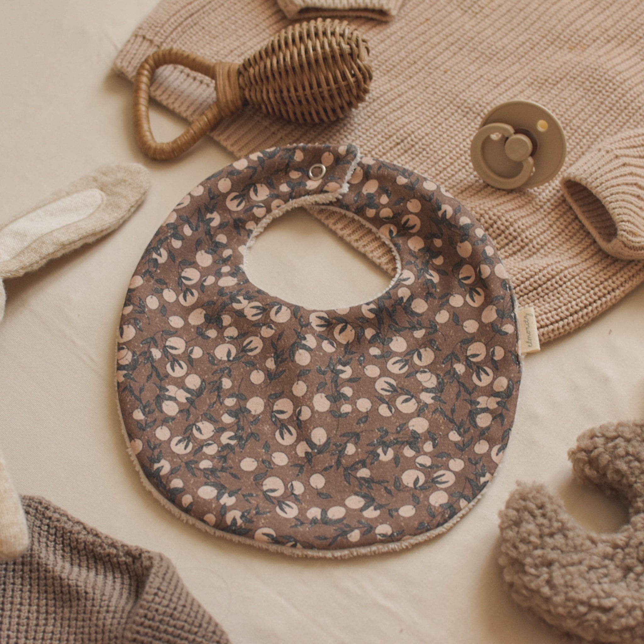 Bavoir maille de coton bio Clémentine marron