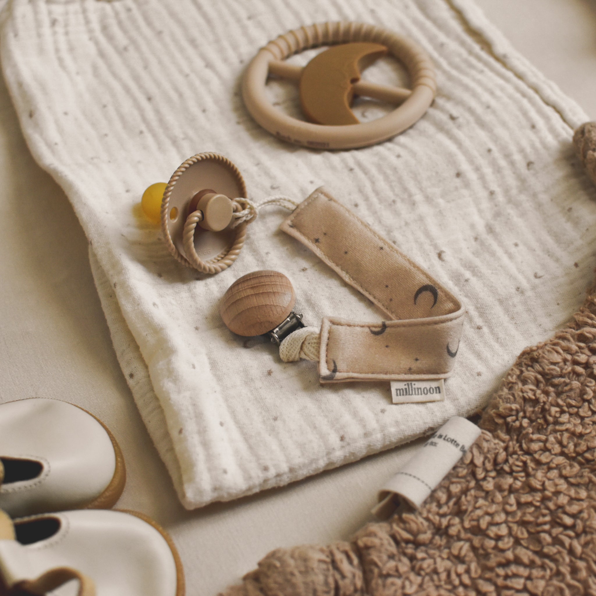 Attache tétine maille coton bio lune beige