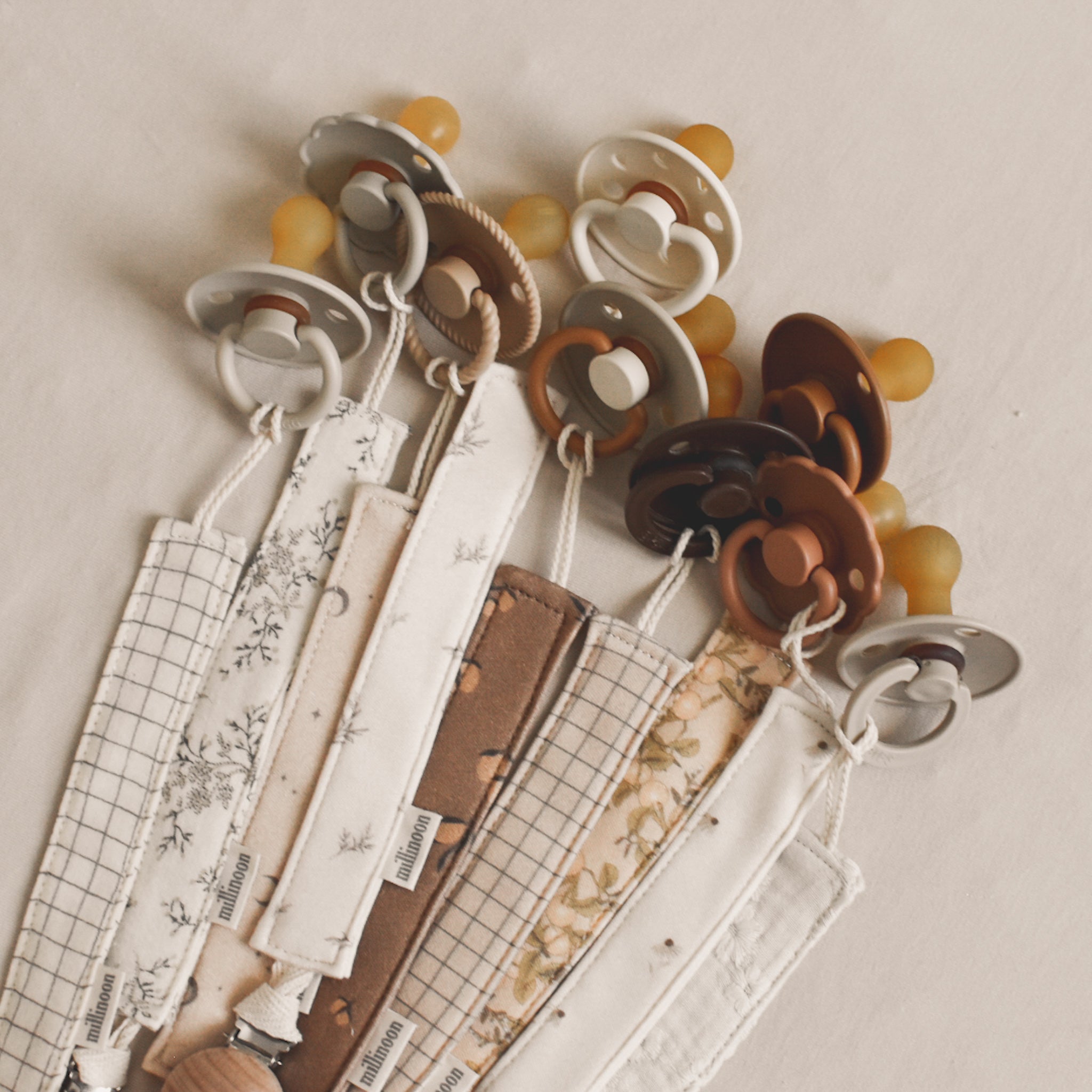 Attache tétine maille coton bio lune beige
